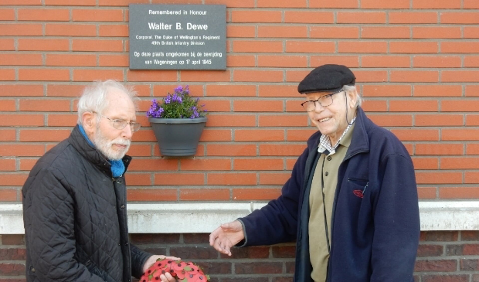 Initiatiefnemers Jan Fogteloo (l) en Gert Slettenhaar (r) bij de plaquette.