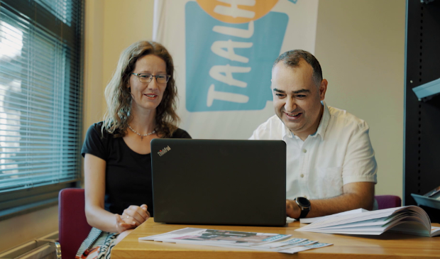 Taalhuisvrijwilligers helpen volwassenen beter te kunnen lezen, schrijven, rekenen of computeren