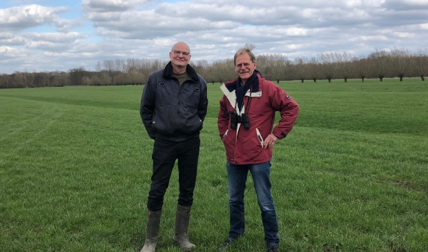<p>Wat Martin Vroege (l) en Freerk de Boer betreft worden weidevogels weer vaste bewoners van het Langbroekergebied.</p>