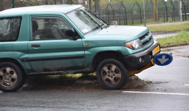 <p>De auto kwam op de verkeersgeleider terecht en botste daar tegen een paal met verkeersbord.</p>