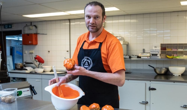 <p>Banketbakker Dennis van Banketbakkerij Chocolaterie Veldhuizen</p>