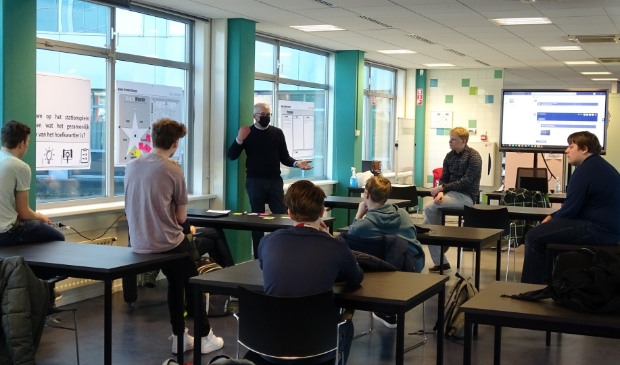 Studenten ROC Midden Nederland gaan maakbare oplossingen bedenken om het collectief energiegebruik inzichtelijk te maken op het Stationsplein van de nieuwe Stadswijk Hoefkwartier.