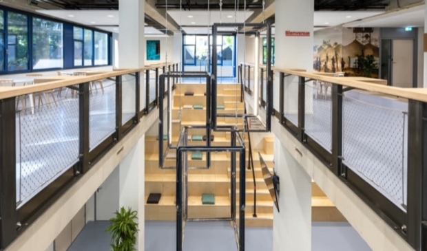 Kroonluchters gemaakt van oude raamkozijnen gemaakt door Studio Valkenier voor kantoor Artsen zonder Grenzen.