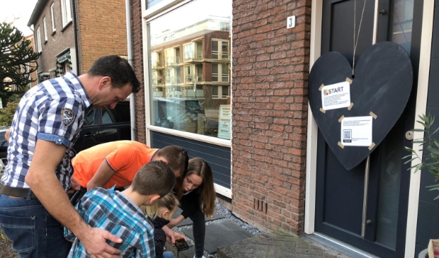 Een gezin begint bij de wandeling met het bekijken van het startfilmpje