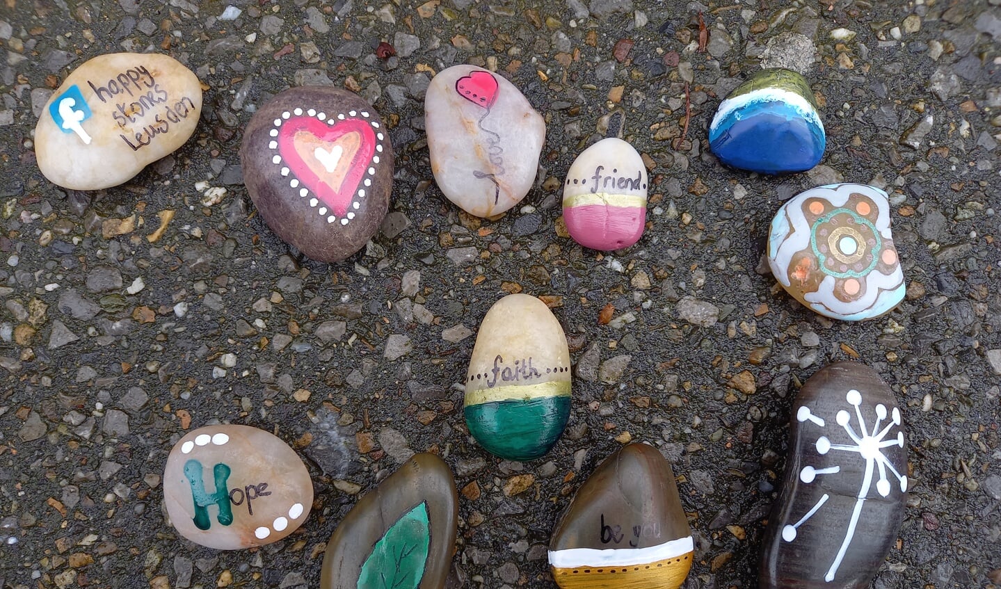 Voorbeelden om Happy Stones te beschilderen zijn te vinden in de FB-groep als ook op Pinterest