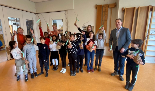 <p>De kinderen van groep 5 mogen allemaal een boompje mee naar huis nemen.</p>