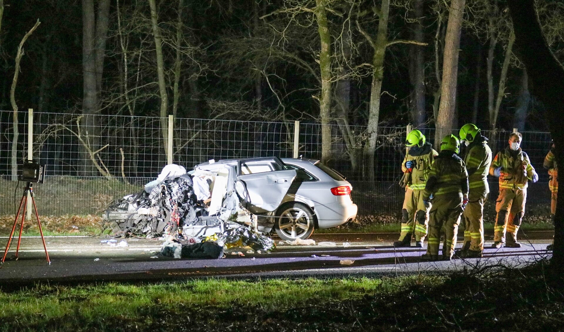 Beeld van de gecrashte auto bij Otterlo in april 2021.