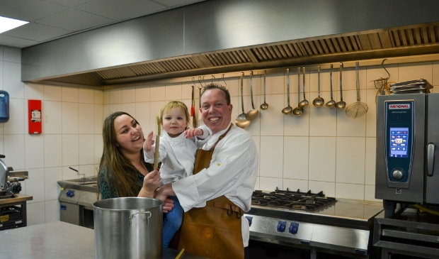 Henrico in de keuken en Mariah op de voorgrond als gastvrouw: ,,Juist op deze manier versterken we elkaar.''