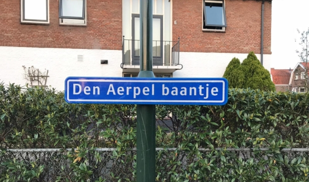 Nieuw straatnaambordje bij de busbaan in Hardinxveld-Giessendam