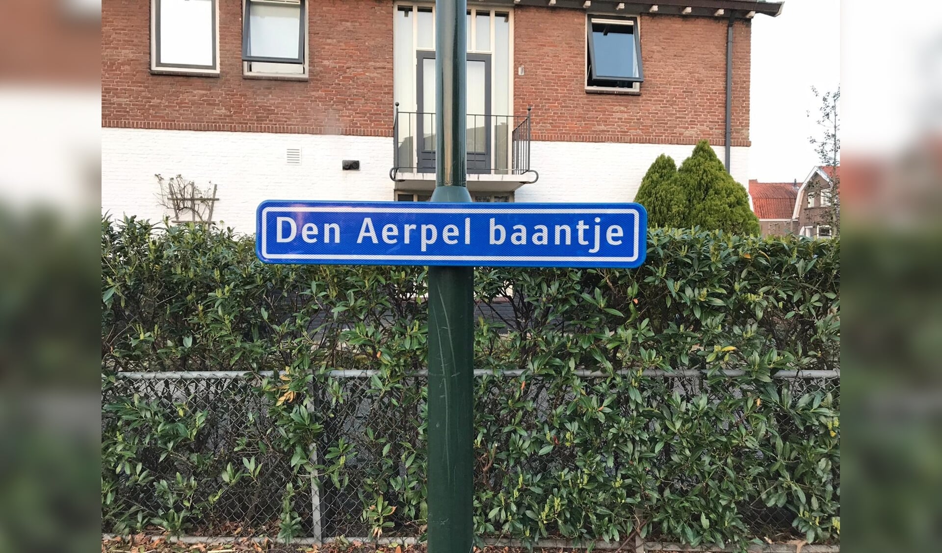 Nieuw straatnaambordje bij de busbaan in Hardinxveld-Giessendam