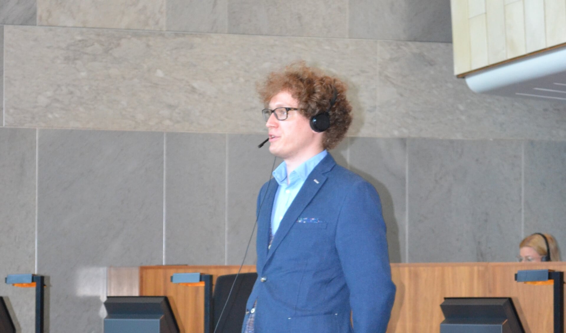Smits legt de belofte af in de Statenzaal, met headset voor de online vergadering.