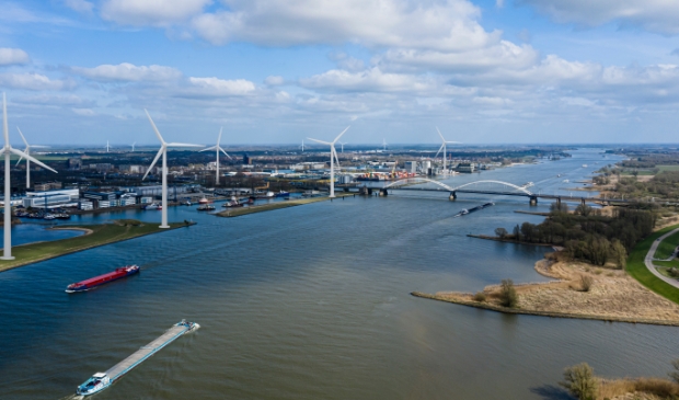 <p>Tien windmolens ontnemen het zicht op de vesting Gorinchem</p>