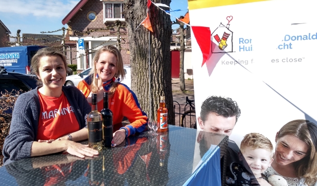 Chantal van der Leest (rechts) kreeg hulp van Emma Strik voor de verkoop van wijn voor het Ronald McDolands huis.