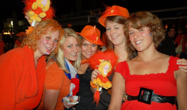 <p>EK voetbal 2008: supporters op het Edese Museumplein. </p>