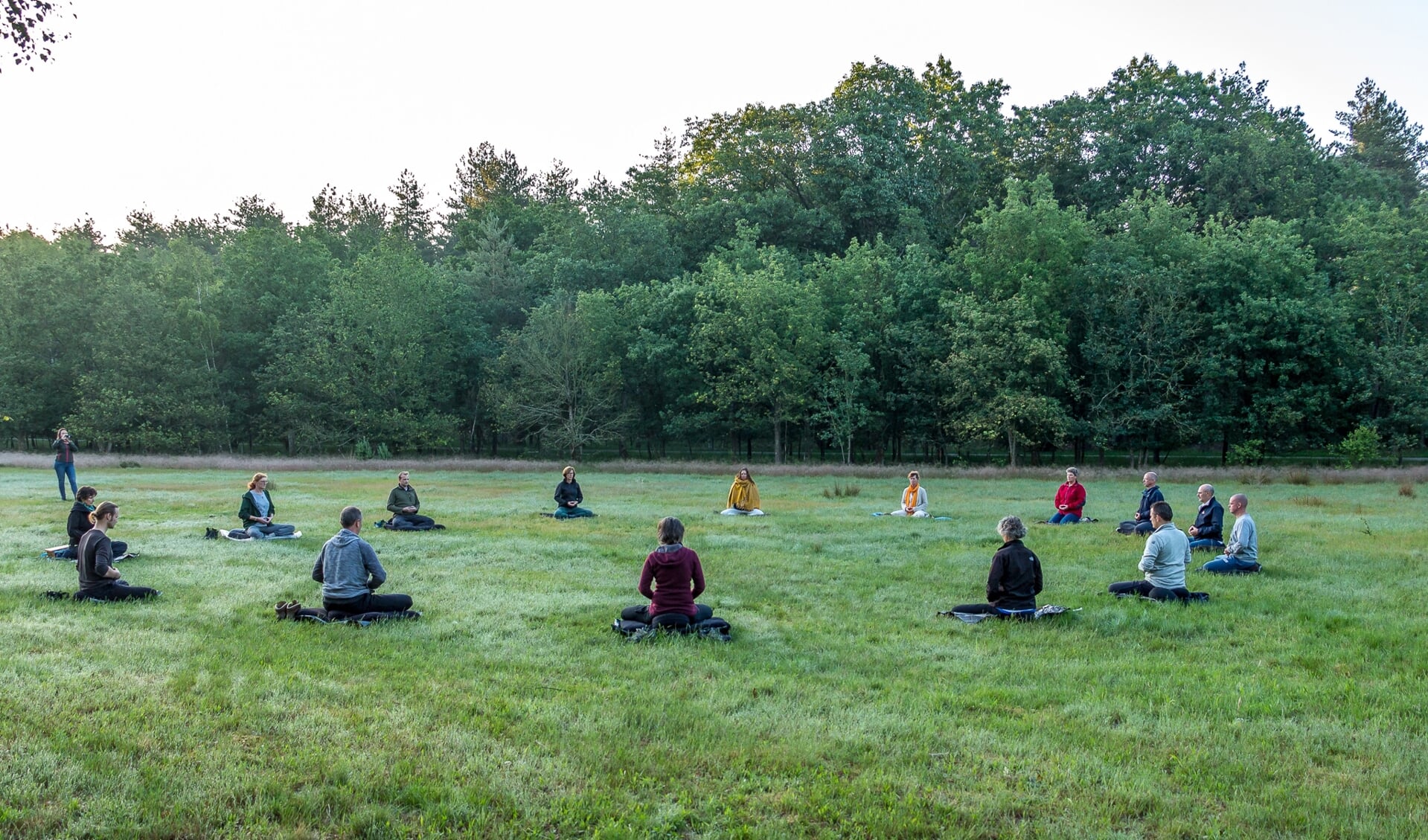 Cursisten van Zen.nl Amersfoort-Leusden mediteerden zaterdag 20 juni van zonsopgang tot zonsondergang in Den Treek