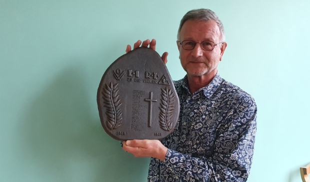 <p>Herman de Korte met de gevonden herinneringsplaquette.</p>