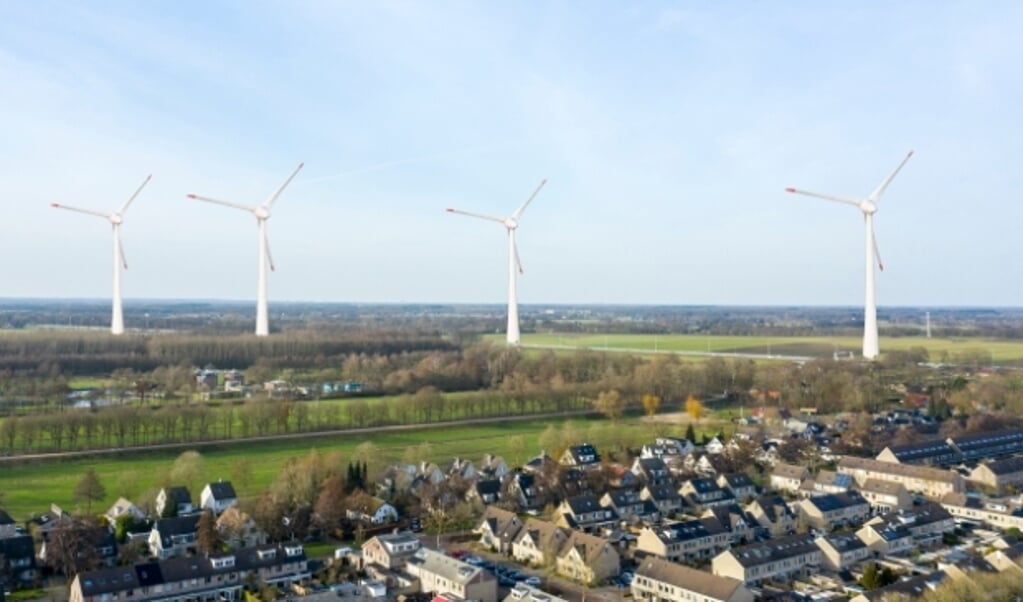 Een impressie van hoe het mogelijk wordt: hoge windmolens onder aan de Emminkhuizerberg. (Foto: www.duurzaamenleefbaar.nl)