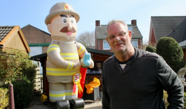 Bob met pop in de achtertuin.