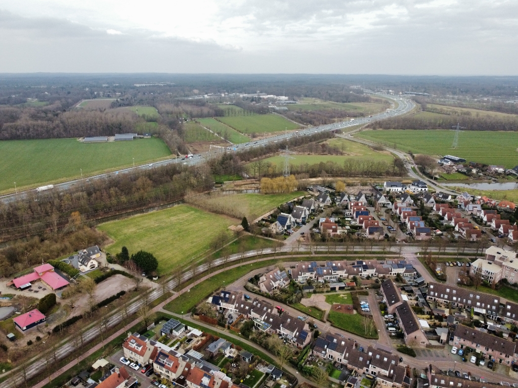 Luchtfoto van de A12 ten noorden van Odijk, waar Zeist plannen heeft voor windmolens.