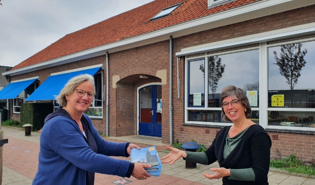 <p>Cora en Judith op het schoolplein</p>