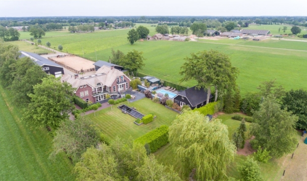 Landhuis aan de Knapzaksteeg in Putten, vraagprijs 2,45 miljoen.