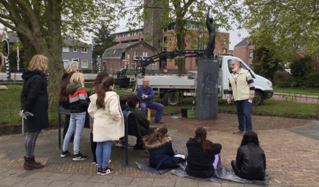 <p>Gerrit Agterhof vertelt over de geschiedenis en het ontstaan van het verzetsmonument</p>