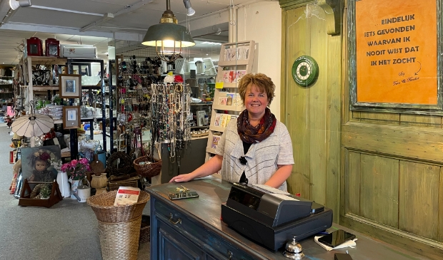 <p>Cora Zeegers runt Kringloopwinkel Teen & Tander sinds januari aan de Postweg 3.</p>