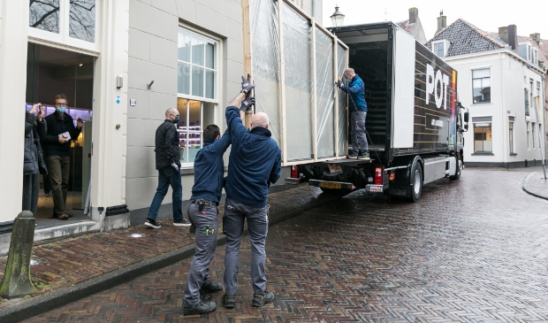 <p>'Gezicht op Amersfoort' is woensdag van de muur gehaald in museum Flehite, op weg naar een maanden durende renovatie. </p>