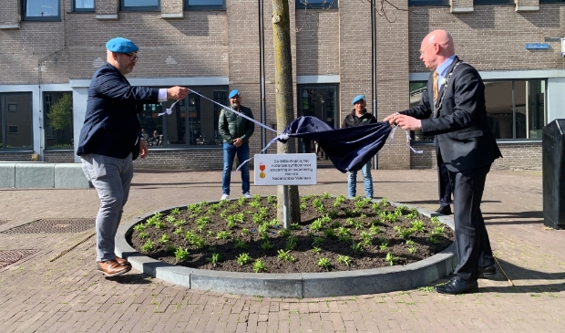 <p>Veteraan Marcel Dagniaux onthult samen met burgemeester Gilbert Isabella een bord als waardering voor de Nederlandse veteraan</p>
