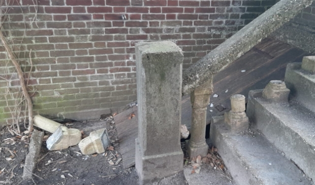 <p>De trap naar de rozentuin moest het ontgelden.</p>