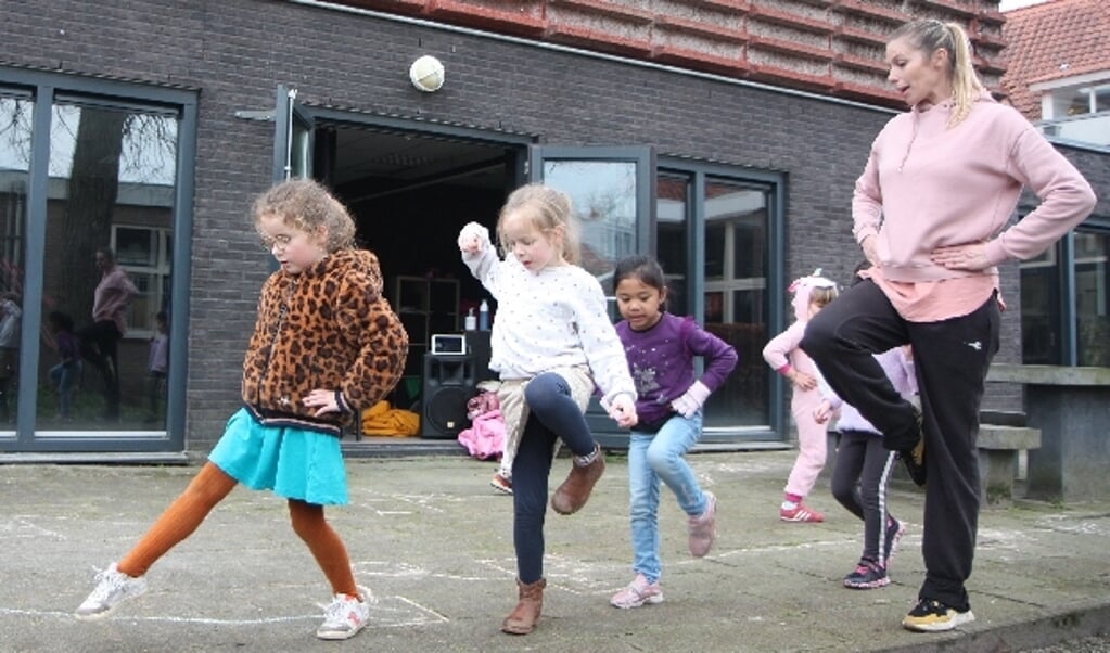 De jongste leerlingen van de les Klassiek Ballet met docent Lonneke Swinkels.