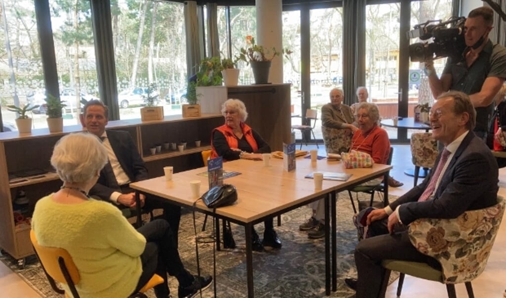 In ontmoetingscentrum Binnenbos Zeist werd de minister ontvangen door burgemeester Koos Janssen.
