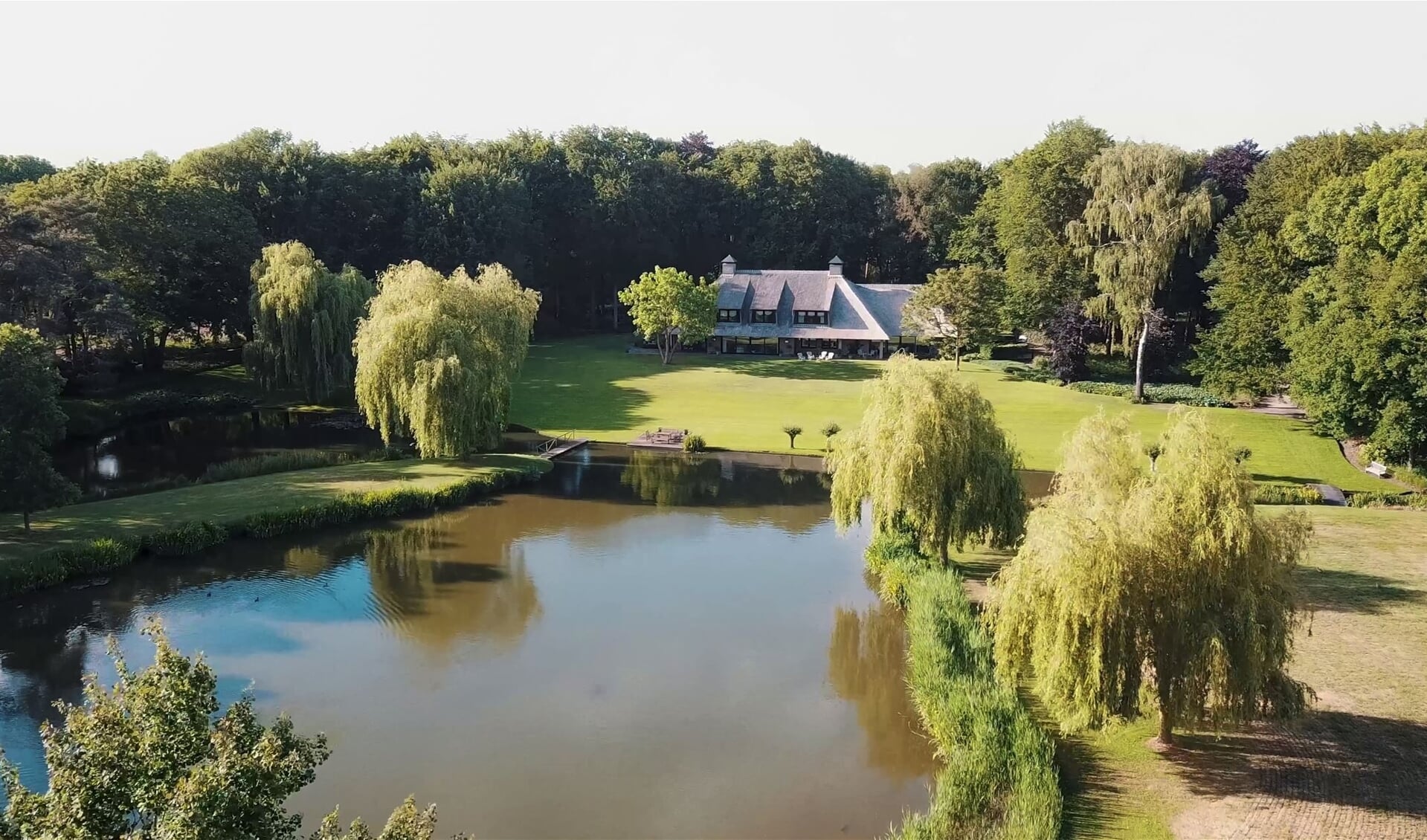 Landgoed 'de Veentjes' aan de Bulderweg 1-3 staat te koop voor 4,3 miljoen euro.