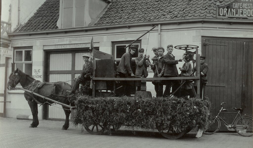 Praalwagen van smederij Berendse voor Hotel De Holevoet.