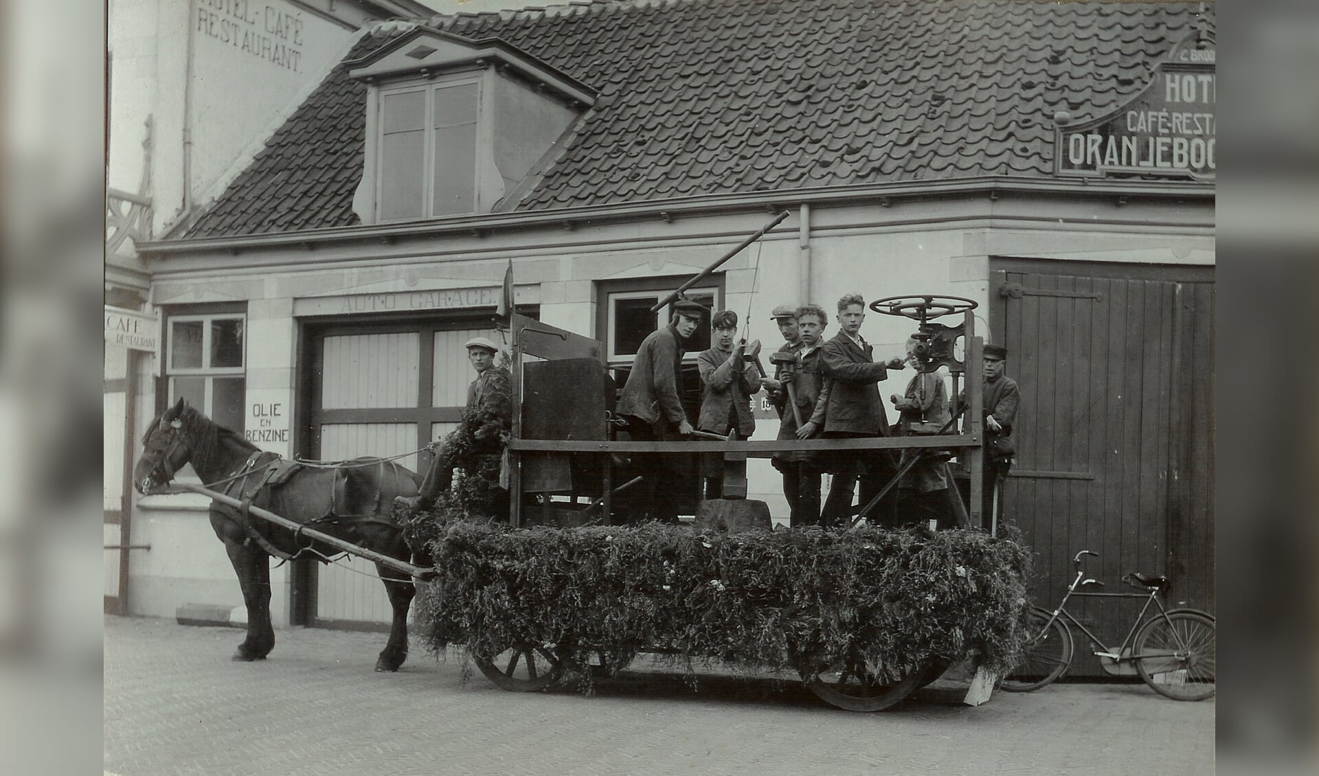 Praalwagen van smederij Berendse voor Hotel De Holevoet.