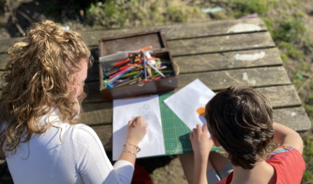 <p>Rachel en Mia tekenden veel tijdens de gesprekken. </p>
