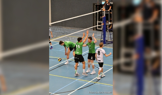 <p>Cas Abraham (11) en Hugo van Garderen (tweede van rechts) blijven SSS trouw. </p>