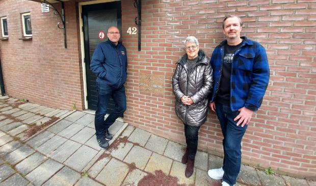 <p>De bestuurders Gosé van der Meijde, Carla van Gelder en René Huibers naast de eerste steen van 1985: ,,Er is geen aanwas. Dan houdt het op." </p>