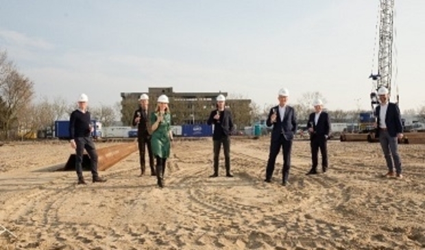 Vlnr.: Erik Roddenhof (CEO DPG Media), Axel Boomgaars (wethouder Ouder-Amstel), Do Janne Vermeulen (architect-directeur Team V), Bas van Dam (CEO Being), Christian Van Thillo (executive chairman DPG Media), Frits Campagne (Voorzitter Raad van Commissarissen DPG Media) en Dirk Jan Teeuw (algemeen directeur Gebr. De Koning).