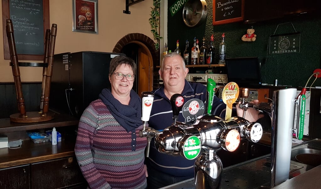 Miranda en Paul de Vries kijken uit naar het moment dat ze weer een biertje mogen tappen voor hun (stam)gasten.