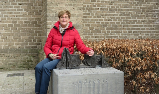 <p>Jetty Smit vertelt als stadsgids van SRVV graag over de historie, de kunstwerken en alle bijzonderheden die in Ede te vinden zijn.</p>