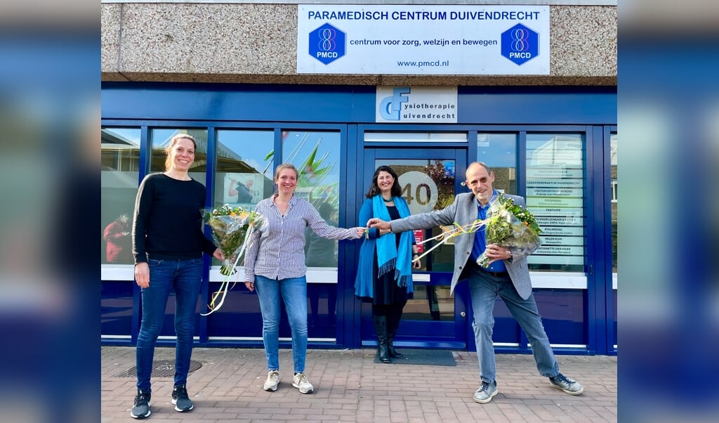 Van links naar rechts: de nieuwe eigenaren Tamar Samson en Sanne Lugard, Barbara de Reijke (wethouder) en Willem-Jan Kuiper