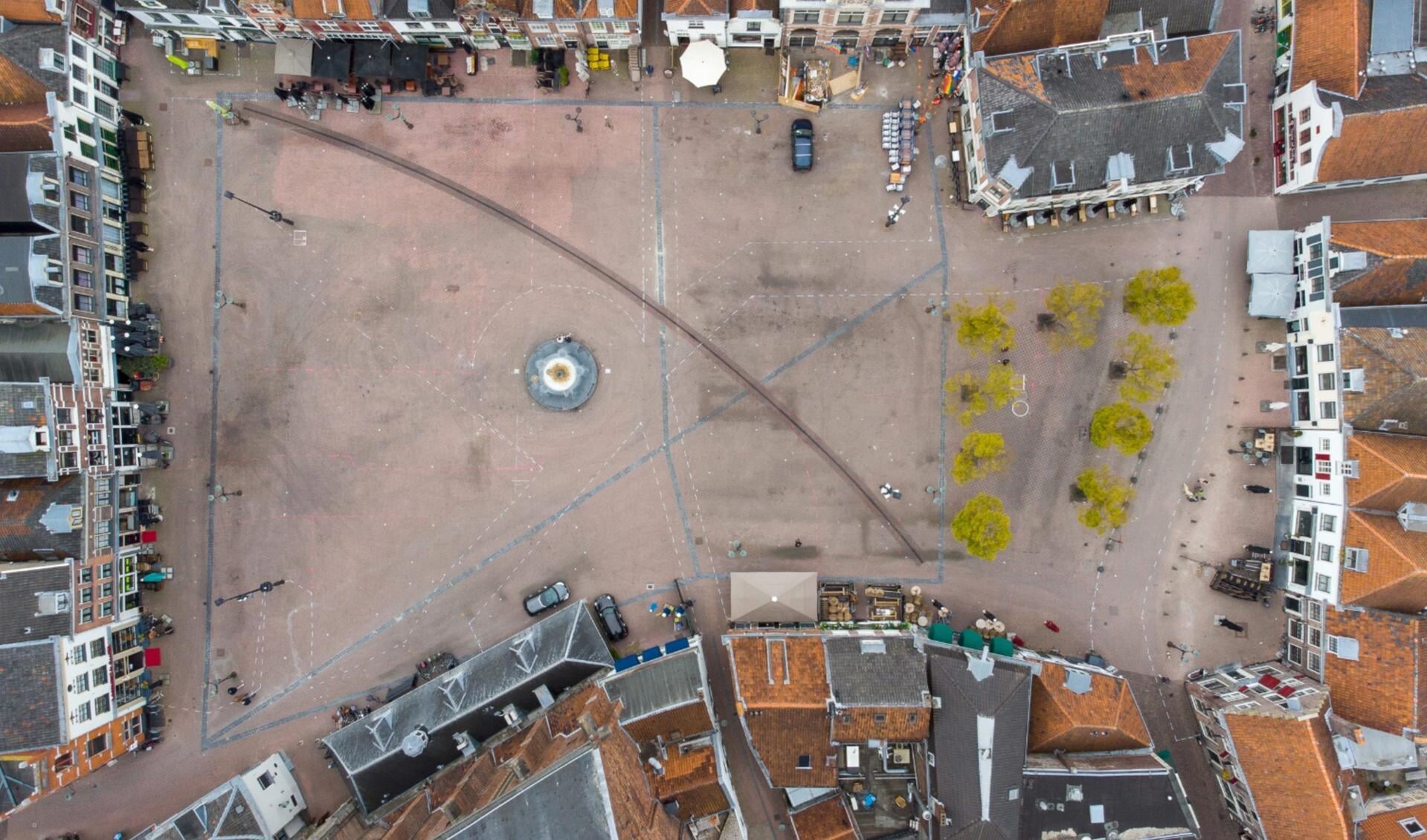 Met witte stippellijnen is het terrasgebied maandag aangegeven 