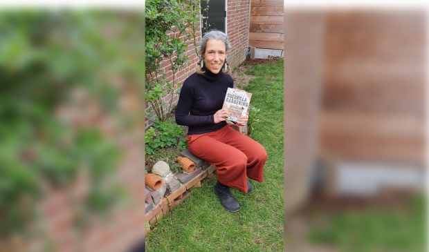 <p>Jenny van Herrewegen maakte de tekeningen voor het boek.</p>