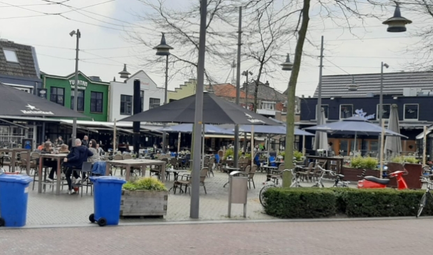 <p>Een kleine tien terrastafels zijn om 12.00 uur bezet op het Museumplein in Ede.</p>