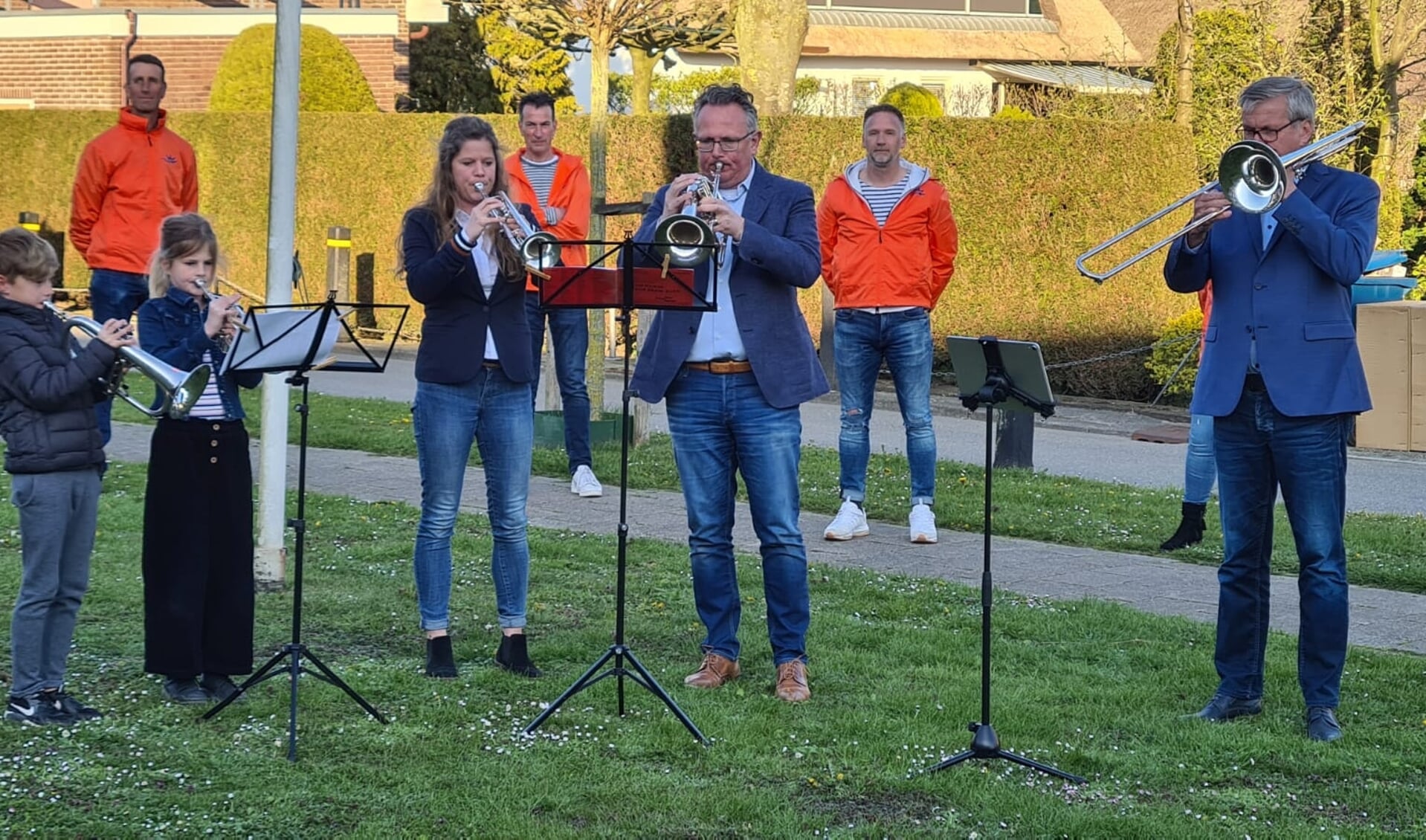 Een ensemble van muziekvereniging Caeclilia en leden van Oranjevereniging Schalkwijk spelen samen de aubade.