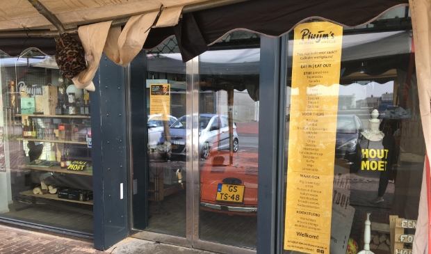 <p>Achter het raam van de zaak hangt een poster waarop te lezen is dat de mening van ‘niet andersdenkenden’ wordt gerespecteerd, maar dat het gebruik van mondkapjes overgelaten wordt aan ieders eigen verantwoordelijkheid. </p>