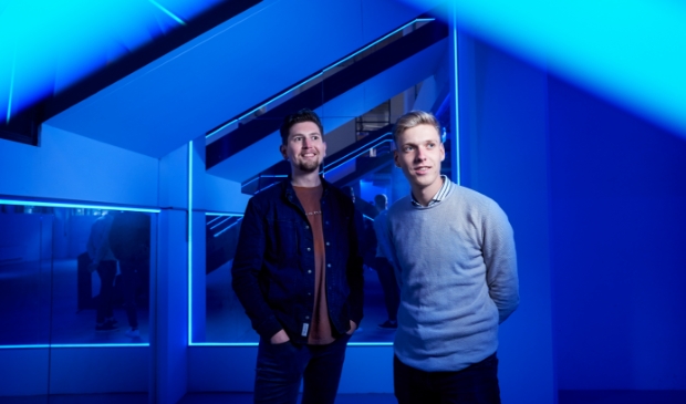 <p>Oprichter en mede-eigenaar van Mandelo, Theo van de Kamp (rechts) met compagnon, Rob Loman (links) in hun nieuwe kantoor. </p>