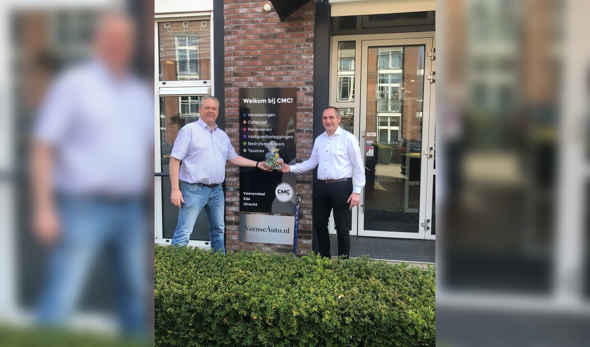 Voorzitter van de Veensche Businessclub René Pfeiffer (links op foto) brengt een paaspakket bij Gertjan van den Hoek van CMC.