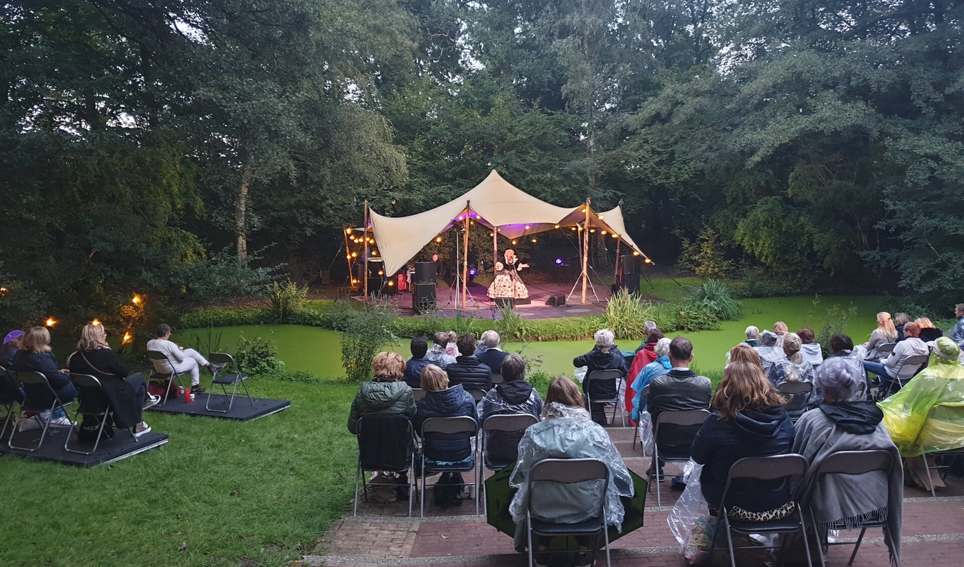 Optreden van Karin Bloemen tijdens het openingsfestival dat vorig jaar plaatsvond in openluchttheater Elsrijk.